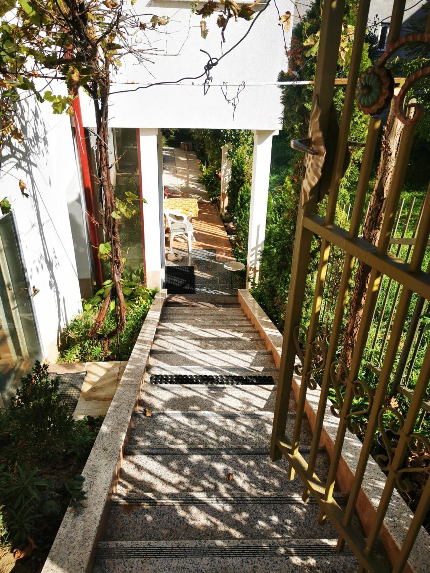Rest & Recharge 4Bdr Apt- Free Parking, Ac & Garden Sarajevo Exterior photo
